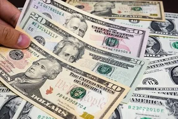 Controversial Dollar Fluctuation: Trump's Threats and the Return of Crisis